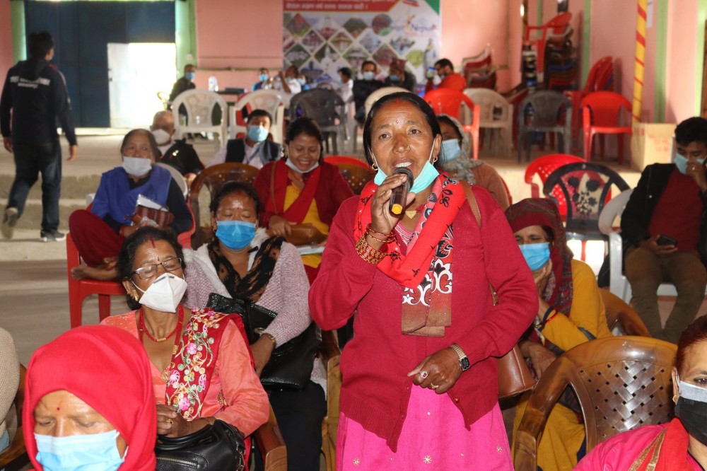 थाहा नगरपालिकाको नगरसभामा महिला र बालबालिकाको सवालमा आफ्नो भनाइ राख्दै वडा नम्बर ६ की सदस्य बुद्धिमायाँ थिङ ।